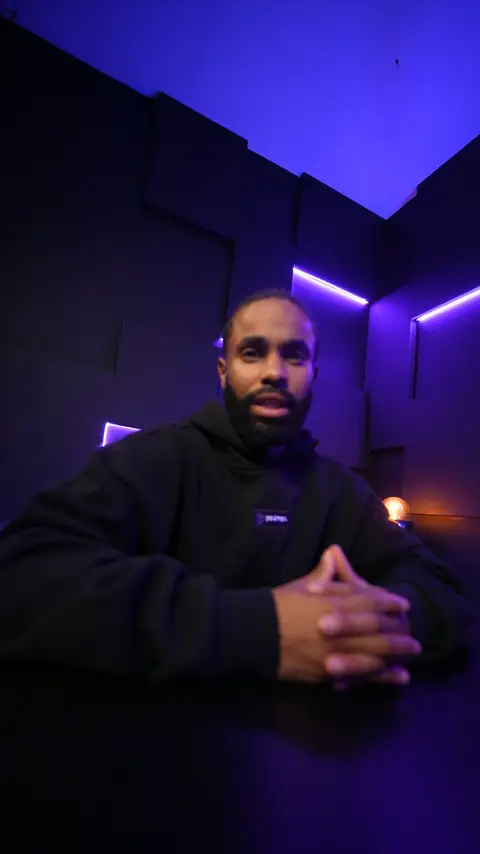 Pub vidéo diffusée pour Podmax, studio de tournage